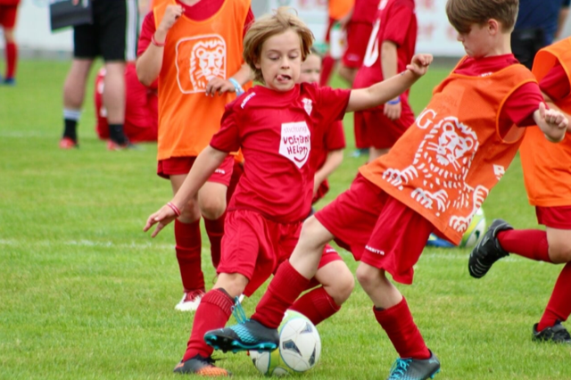 Twee kinderen strijden om de bal